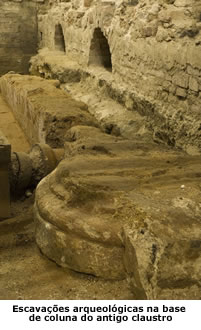 Escavações arqueológicas na base de coluna do antigo claustro