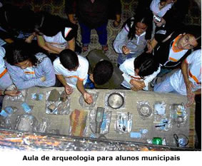 Aula de arqueologia para alunos municipais