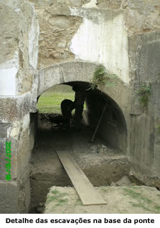 Detalhe das escavações na base da ponte