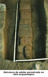 Estrutura de adobe encontrada no sítio arqueológico